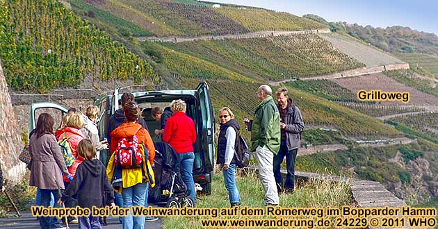 Weinprobe bei der Weinwanderung auf dem Rmerweg im Bopparder Hamm