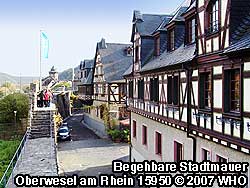 Die Wanderrouten in der Weinstadt Oberwesel f�hren zum Teil �ber die begehbare Stadtmauer entlang der mittelalterlichen Stadtt�rme.