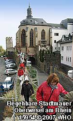 Spaziergang �ber die begehbare Stadtmauer. Im Hintergrund die Wernerkapelle und der Hospitalgassenturm in Oberwesel am Rhein.