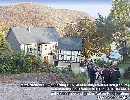 Mittelrhein-Weinwanderung zum Sieben-Jungfrauen-Blick (rechts) neben dem G�nderode Haus, Filmhaus Heimat 3 mit Gaststube und gro�er Au�en-Restauration.