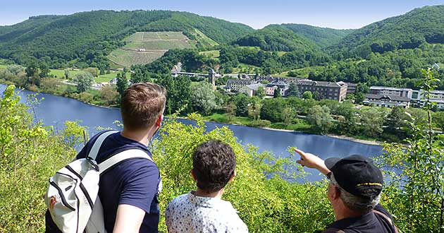 Weinwanderung durch die Weinberge an der Mosel bei Ellenz-Poltersdorf in der Nhe von Cochem