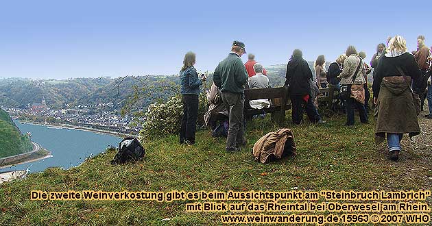 Bei der Hhenwanderung ber den Wanderweg beim Weinbergwandern am Rheinhhenweg gibt es beim Aussichtspunkt am "Steinbruch Lambrich" mit Blick auf das Rheintal bei Oberwesel am Rhein eine weitere Weinverkostung.