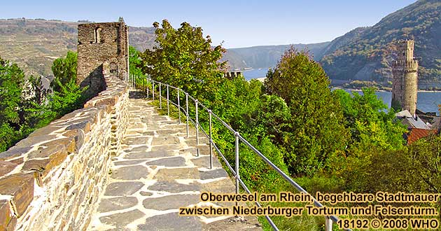Oberwesel am Rhein, begehbare Stadtmauer zwischen Niederburger Torturm und Felsenturm.